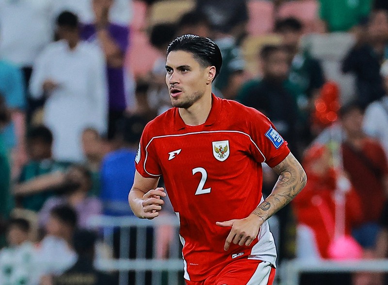 SOCCER-WORLDCUP-IDN-SAU/ Pemain timnas Arab Saudi Nasser Al-Dawsari berebut bola dengan pemain timnas Indonesia Ragnar Oratmangoen pada pertandingan kualifikasi piala dunia zona Asia Grup B antara Indonesia vs Arab Saudi di King Abdullah Sports City, Jeddah, Arab Saudi - 8 Oktober 2025 REUTERS/Stringer