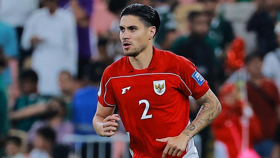 SOCCER-WORLDCUP-IDN-SAU/ Pemain timnas Arab Saudi Nasser Al-Dawsari berebut bola dengan pemain timnas Indonesia Ragnar Oratmangoen pada pertandingan kualifikasi piala dunia zona Asia Grup B antara Indonesia vs Arab Saudi di King Abdullah Sports City, Jeddah, Arab Saudi - 8 Oktober 2025 REUTERS/Stringer