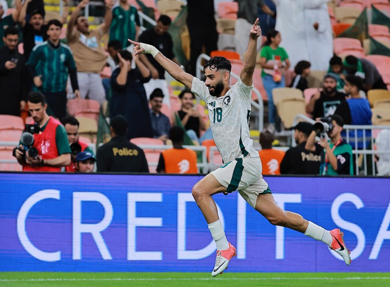 Pemain timnas Arab Saudi Nasser Al-Dawsari berebut bola dengan pemain timnas Indonesia Ragnar Oratmangoen pada pertandingan kualifikasi piala dunia zona Asia Grup B antara Indonesia vs Arab Saudi di King Abdullah Sports City, Jeddah, Arab Saudi - 8 Oktober 2025 REUTERS/Stringer