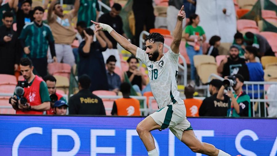 Pemain timnas Arab Saudi Nasser Al-Dawsari berebut bola dengan pemain timnas Indonesia Ragnar Oratmangoen pada pertandingan kualifikasi piala dunia zona Asia Grup B antara Indonesia vs Arab Saudi di King Abdullah Sports City, Jeddah, Arab Saudi - 8 Oktober 2025 REUTERS/Stringer