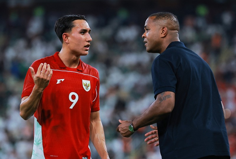 Pemain timnas Arab Saudi Nasser Al-Dawsari berebut bola dengan pemain timnas Indonesia Ragnar Oratmangoen pada pertandingan kualifikasi piala dunia zona Asia Grup B antara Indonesia vs Arab Saudi di King Abdullah Sports City, Jeddah, Arab Saudi - 8 Oktober 2025 REUTERS/Stringer