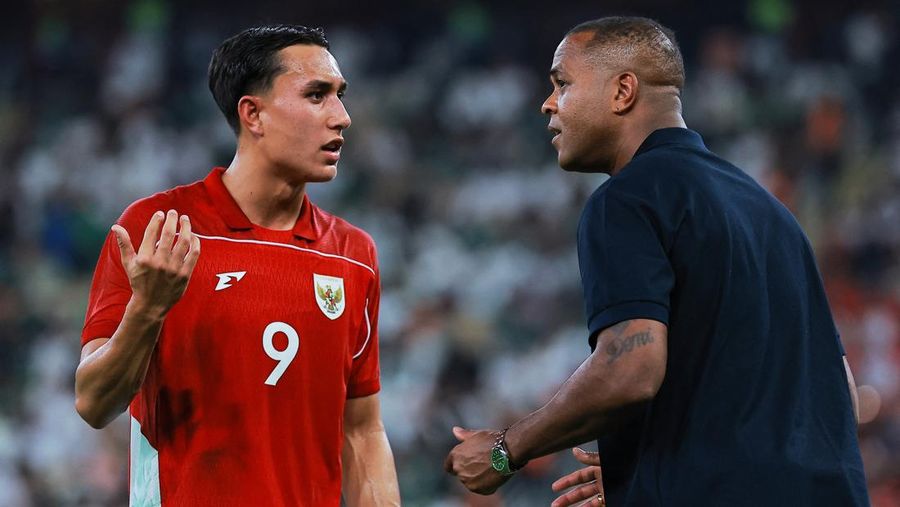 Pemain timnas Arab Saudi Nasser Al-Dawsari berebut bola dengan pemain timnas Indonesia Ragnar Oratmangoen pada pertandingan kualifikasi piala dunia zona Asia Grup B antara Indonesia vs Arab Saudi di King Abdullah Sports City, Jeddah, Arab Saudi - 8 Oktober 2025 REUTERS/Stringer