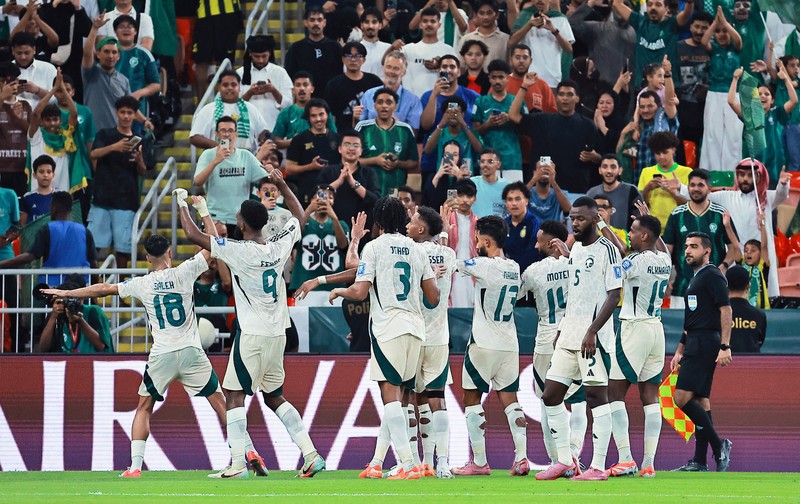 Pemain timnas Arab Saudi Nasser Al-Dawsari berebut bola dengan pemain timnas Indonesia Ragnar Oratmangoen pada pertandingan kualifikasi piala dunia zona Asia Grup B antara Indonesia vs Arab Saudi di King Abdullah Sports City, Jeddah, Arab Saudi - 8 Oktober 2025 REUTERS/Stringer
