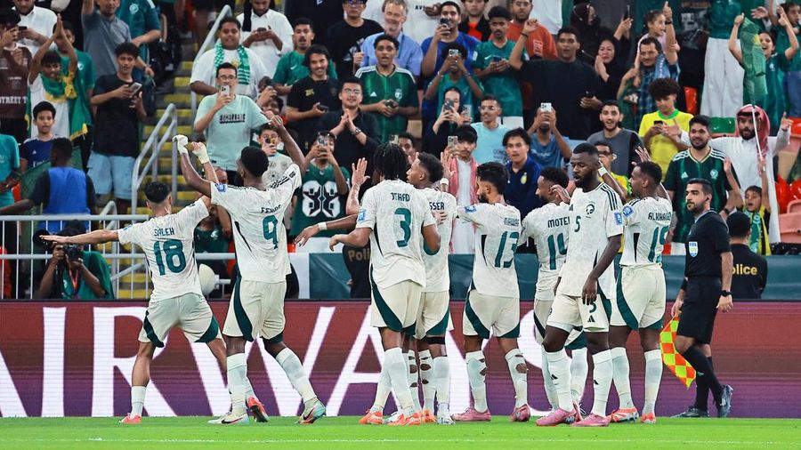 Pemain timnas Arab Saudi Nasser Al-Dawsari berebut bola dengan pemain timnas Indonesia Ragnar Oratmangoen pada pertandingan kualifikasi piala dunia zona Asia Grup B antara Indonesia vs Arab Saudi di King Abdullah Sports City, Jeddah, Arab Saudi - 8 Oktober 2025 REUTERS/Stringer