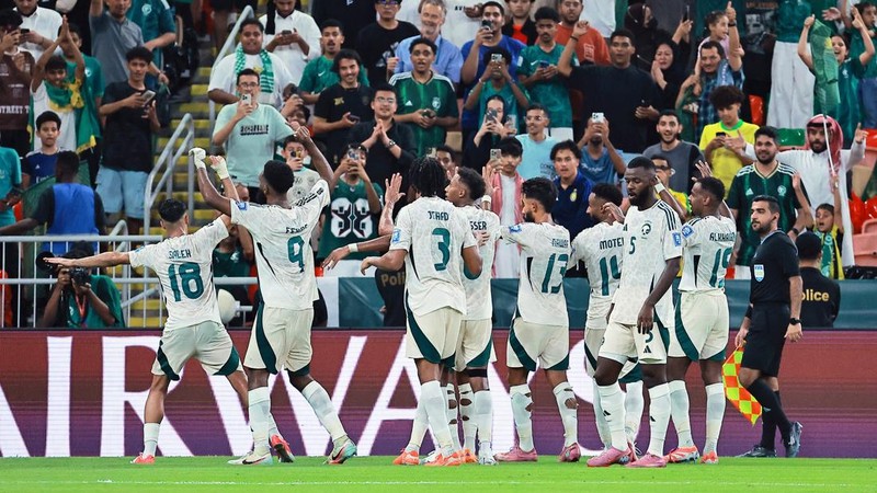 Pemain timnas Arab Saudi Nasser Al-Dawsari berebut bola dengan pemain timnas Indonesia Ragnar Oratmangoen pada pertandingan kualifikasi piala dunia zona Asia Grup B antara Indonesia vs Arab Saudi di King Abdullah Sports City, Jeddah, Arab Saudi - 8 Oktober 2025 REUTERS/Stringer