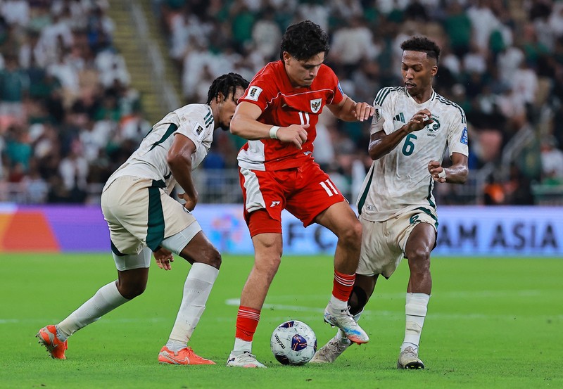 Pemain timnas Arab Saudi Nasser Al-Dawsari berebut bola dengan pemain timnas Indonesia Ragnar Oratmangoen pada pertandingan kualifikasi piala dunia zona Asia Grup B antara Indonesia vs Arab Saudi di King Abdullah Sports City, Jeddah, Arab Saudi - 8 Oktober 2025 REUTERS/Stringer