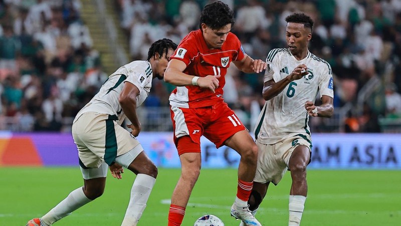 Pemain timnas Arab Saudi Nasser Al-Dawsari berebut bola dengan pemain timnas Indonesia Ragnar Oratmangoen pada pertandingan kualifikasi piala dunia zona Asia Grup B antara Indonesia vs Arab Saudi di King Abdullah Sports City, Jeddah, Arab Saudi - 8 Oktober 2025 REUTERS/Stringer