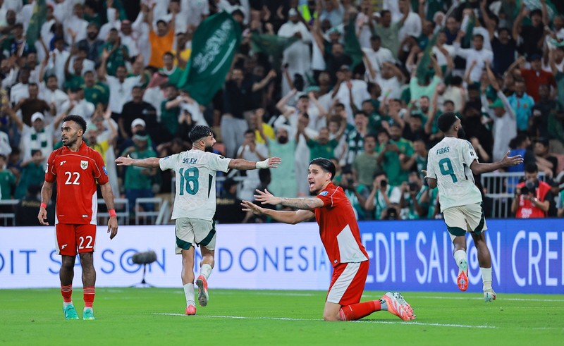 Pemain timnas Arab Saudi Nasser Al-Dawsari berebut bola dengan pemain timnas Indonesia Ragnar Oratmangoen pada pertandingan kualifikasi piala dunia zona Asia Grup B antara Indonesia vs Arab Saudi di King Abdullah Sports City, Jeddah, Arab Saudi - 8 Oktober 2025 REUTERS/Stringer