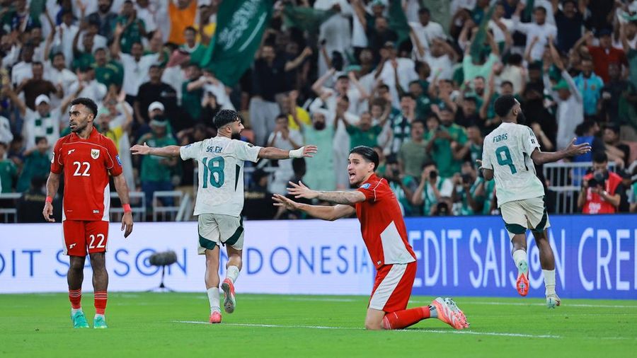 Pemain timnas Arab Saudi Nasser Al-Dawsari berebut bola dengan pemain timnas Indonesia Ragnar Oratmangoen pada pertandingan kualifikasi piala dunia zona Asia Grup B antara Indonesia vs Arab Saudi di King Abdullah Sports City, Jeddah, Arab Saudi - 8 Oktober 2025 REUTERS/Stringer