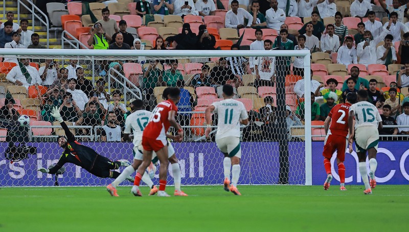 SOCCER-WORLDCUP-IDN-SAU/ Pemain timnas Arab Saudi Nasser Al-Dawsari berebut bola dengan pemain timnas Indonesia Ragnar Oratmangoen pada pertandingan kualifikasi piala dunia zona Asia Grup B antara Indonesia vs Arab Saudi di King Abdullah Sports City, Jeddah, Arab Saudi - 8 Oktober 2025 REUTERS/Stringer