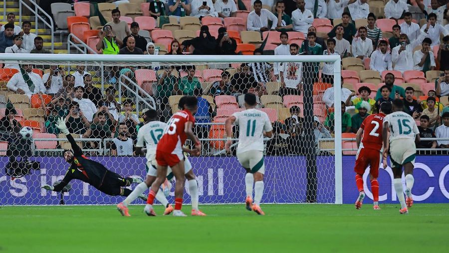 Timnas Indonesia, Kevin Diks mencetak gol kedua mereka dari titik penalti REUTERS/Stringer