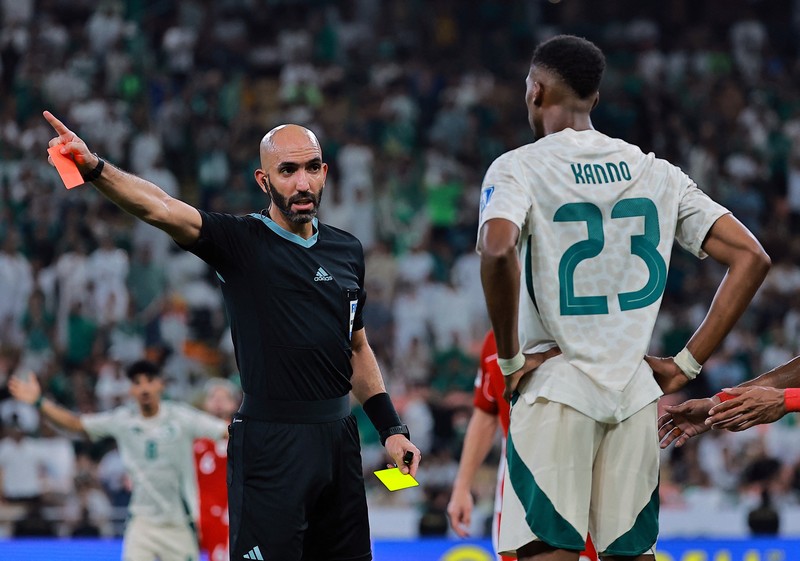 SOCCER-WORLDCUP-IDN-SAU/ Pemain timnas Arab Saudi Nasser Al-Dawsari berebut bola dengan pemain timnas Indonesia Ragnar Oratmangoen pada pertandingan kualifikasi piala dunia zona Asia Grup B antara Indonesia vs Arab Saudi di King Abdullah Sports City, Jeddah, Arab Saudi - 8 Oktober 2025 REUTERS/Stringer