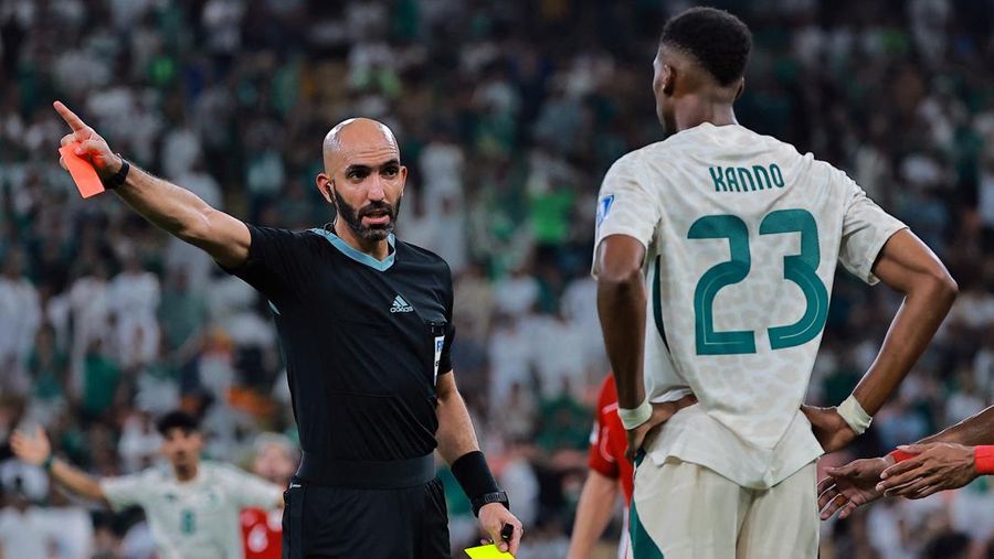 Pemain timnas Arab Saudi Nasser Al-Dawsari berebut bola dengan pemain timnas Indonesia Ragnar Oratmangoen pada pertandingan kualifikasi piala dunia zona Asia Grup B antara Indonesia vs Arab Saudi di King Abdullah Sports City, Jeddah, Arab Saudi - 8 Oktober 2025 REUTERS/Stringer