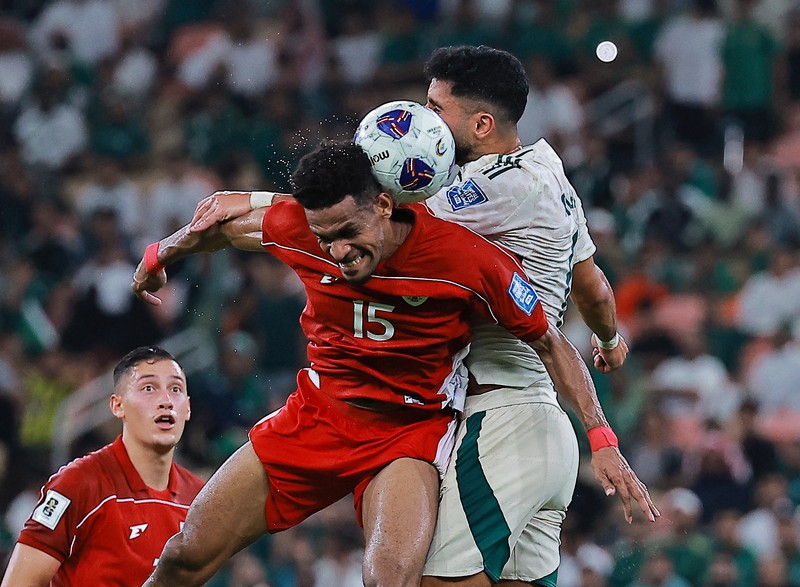 SOCCER-WORLDCUP-IDN-SAU/ Pemain timnas Arab Saudi Nasser Al-Dawsari berebut bola dengan pemain timnas Indonesia Ragnar Oratmangoen pada pertandingan kualifikasi piala dunia zona Asia Grup B antara Indonesia vs Arab Saudi di King Abdullah Sports City, Jeddah, Arab Saudi - 8 Oktober 2025 REUTERS/Stringer