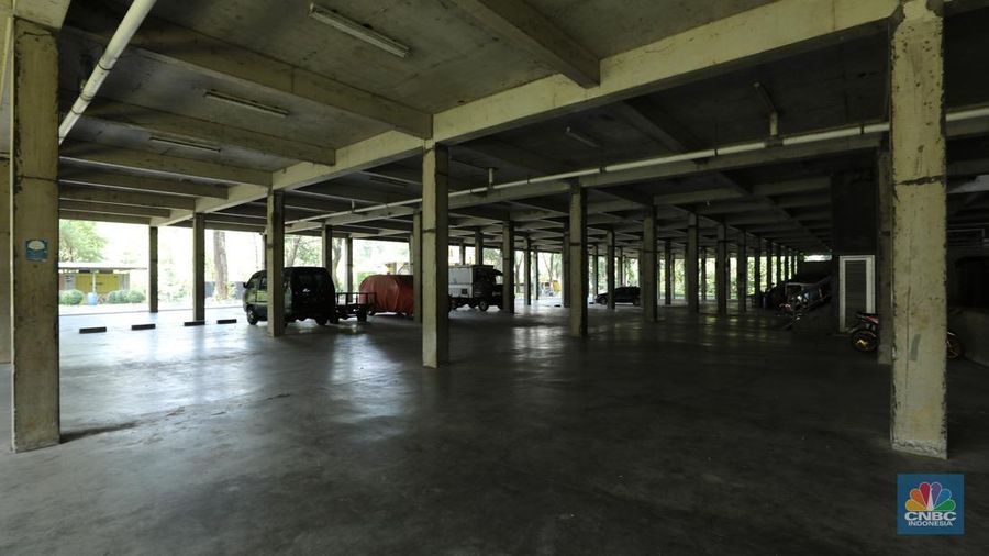 - Suasana sepi toko Tas Tajur di Katulampa, Parung Banteng, Bogor, Jawa Barat, Kamis (9/10/2025). Barang-barang terpajang rapi tanpa pengunjung di toko (Sumber Karya Indah) SKI. (CNBC Indonesia/Tri Susilo)