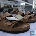 Suasana sepi toko sepatu dan sandal di Katulampa, Parung Banteng, Bogor, Jawa Barat, Kamis (9/10/2025). Barang-barang terpajang rapi tanpa pengunjung di toko ini. (CNBC Indonesia/Tri Susilo)