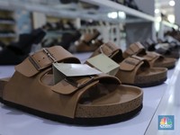 Suasana sepi toko sepatu dan sandal di Katulampa, Parung Banteng, Bogor, Jawa Barat, Kamis (9/10/2025). Barang-barang terpajang rapi tanpa pengunjung di toko ini. (CNBC Indonesia/Tri Susilo)