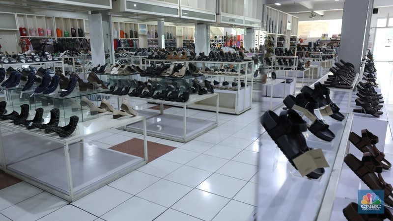 - Suasana sepi toko Tas Tajur di Katulampa, Parung Banteng, Bogor, Jawa Barat, Kamis (9/10/2025). Barang-barang terpajang rapi tanpa pengunjung di toko (Sumber Karya Indah) SKI. - Suasana sepi toko Tas Tajur di Katulampa, Parung Banteng, Bogor, Jawa Barat, Kamis (9/10/2025). Barang-barang terpajang rapi tanpa pengunjung di toko (Sumber Karya Indah) SKI. (CNBC Indonesia/Tri Susilo)