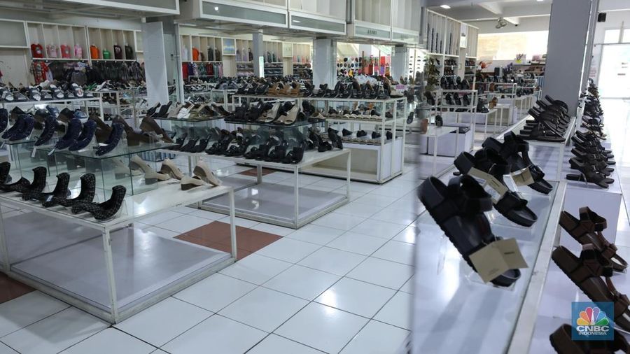 - Suasana sepi toko Tas Tajur di Katulampa, Parung Banteng, Bogor, Jawa Barat, Kamis (9/10/2025). Barang-barang terpajang rapi tanpa pengunjung di toko (Sumber Karya Indah) SKI. (CNBC Indonesia/Tri Susilo)