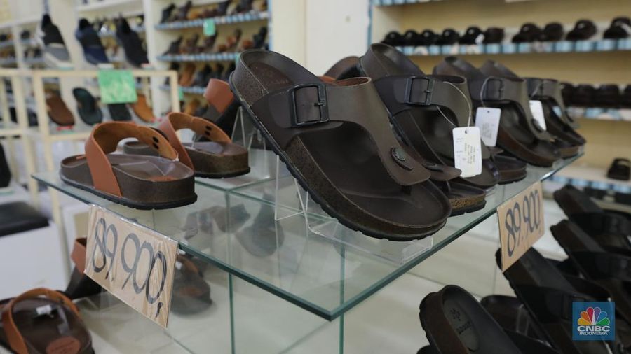 Suasana sepi toko sepatu dan sandal di Katulampa, Parung Banteng, Bogor, Jawa Barat, Kamis (9/10/2025). Barang-barang terpajang rapi tanpa pengunjung di toko ini. (CNBC Indonesia/Tri Susilo)