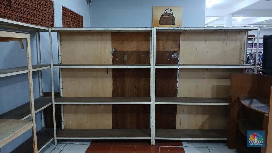 - Suasana sepi toko Tas Tajur di Katulampa, Parung Banteng, Bogor, Jawa Barat, Kamis (9/10/2025). Barang-barang terpajang rapi tanpa pengunjung di toko (Sumber Karya Indah) SKI. (CNBC Indonesia/Tri Susilo)