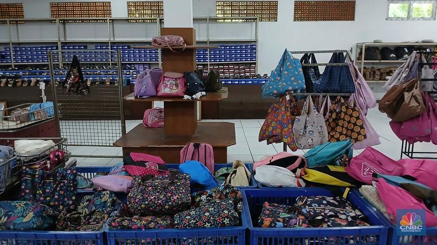 - Suasana sepi toko Tas Tajur di Katulampa, Parung Banteng, Bogor, Jawa Barat, Kamis (9/10/2025). Barang-barang terpajang rapi tanpa pengunjung di toko (Sumber Karya Indah) SKI. (CNBC Indonesia/Tri Susilo)