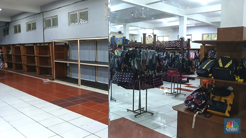 - Suasana sepi toko Tas Tajur di Katulampa, Parung Banteng, Bogor, Jawa Barat, Kamis (9/10/2025). Barang-barang terpajang rapi tanpa pengunjung di toko (Sumber Karya Indah) SKI. - Suasana sepi toko Tas Tajur di Katulampa, Parung Banteng, Bogor, Jawa Barat, Kamis (9/10/2025). Barang-barang terpajang rapi tanpa pengunjung di toko (Sumber Karya Indah) SKI. (CNBC Indonesia/Tri Susilo)
