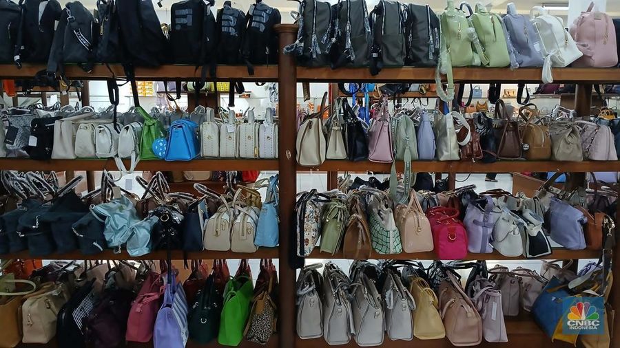 - Suasana sepi toko Tas Tajur di Katulampa, Parung Banteng, Bogor, Jawa Barat, Kamis (9/10/2025). Barang-barang terpajang rapi tanpa pengunjung di toko (Sumber Karya Indah) SKI. (CNBC Indonesia/Tri Susilo)