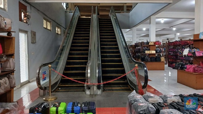 - Suasana sepi toko Tas Tajur di Katulampa, Parung Banteng, Bogor, Jawa Barat, Kamis (9/10/2025). Barang-barang terpajang rapi tanpa pengunjung di toko (Sumber Karya Indah) SKI. (CNBC Indonesia/Tri Susilo)