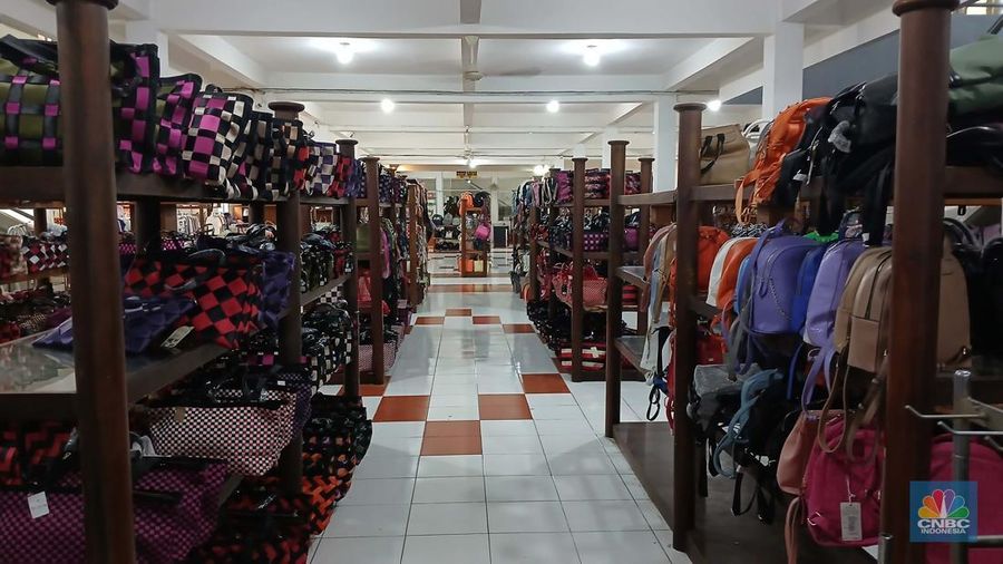 - Suasana sepi toko Tas Tajur di Katulampa, Parung Banteng, Bogor, Jawa Barat, Kamis (9/10/2025). Barang-barang terpajang rapi tanpa pengunjung di toko (Sumber Karya Indah) SKI. (CNBC Indonesia/Tri Susilo)