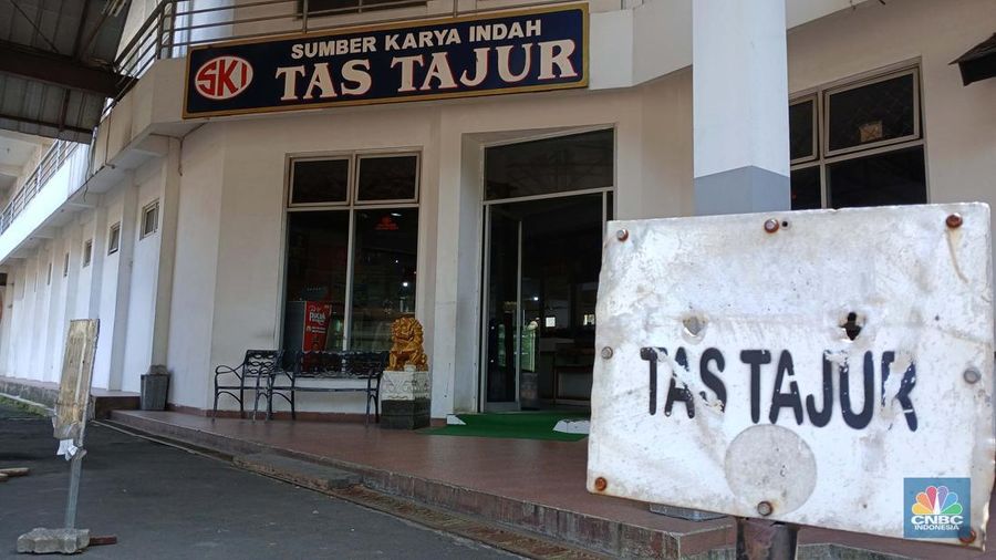 Suasana sepi toko Tas Tajur di Katulampa, Parung Banteng, Bogor, Jawa Barat, Kamis (9/10/2025). Barang-barang terpajang rapi tanpa pengunjung di toko (Sumber Karya Indah) SKI. (CNBC Indonesia/Tri Susilo)
