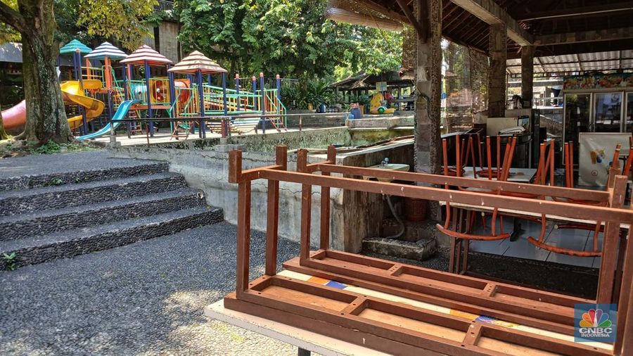 - Suasana sepi toko Tas Tajur di Katulampa, Parung Banteng, Bogor, Jawa Barat, Kamis (9/10/2025). Barang-barang terpajang rapi tanpa pengunjung di toko (Sumber Karya Indah) SKI. (CNBC Indonesia/Tri Susilo)