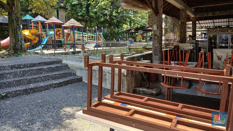 - Suasana sepi toko Tas Tajur di Katulampa, Parung Banteng, Bogor, Jawa Barat, Kamis (9/10/2025). Barang-barang terpajang rapi tanpa pengunjung di toko (Sumber Karya Indah) SKI. (CNBC Indonesia/Tri Susilo)