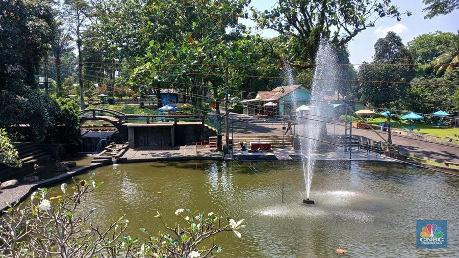 - Suasana sepi toko Tas Tajur di Katulampa, Parung Banteng, Bogor, Jawa Barat, Kamis (9/10/2025). Barang-barang terpajang rapi tanpa pengunjung di toko (Sumber Karya Indah) SKI. (CNBC Indonesia/Tri Susilo)