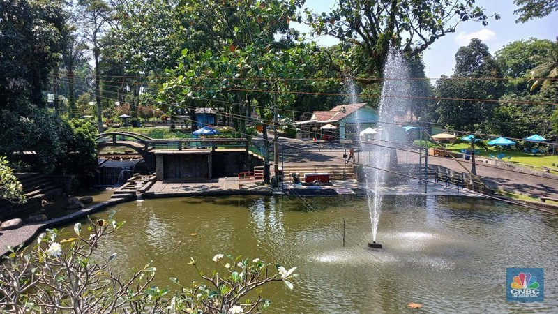 - Suasana sepi toko Tas Tajur di Katulampa, Parung Banteng, Bogor, Jawa Barat, Kamis (9/10/2025). Barang-barang terpajang rapi tanpa pengunjung di toko (Sumber Karya Indah) SKI. (CNBC Indonesia/Tri Susilo)