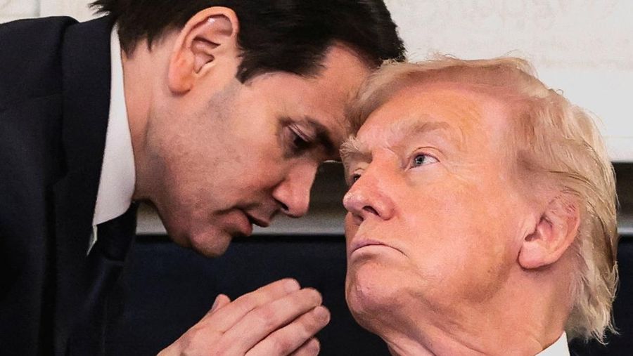 Menteri Luar Negeri AS Marco Rubio menyampaikan informasi terbaru kepada Presiden AS Donald Trump mengenai proposal Gaza dalam diskusi meja bundar mengenai antifa, sebuah gerakan anti-fasis yang ditetapkan Trump sebagai "organisasi teroris" domestik melalui perintah eksekutif pada 22 September, di Gedung Putih di Washington, D.C., AS, 8 Oktober 2025. REUTERS/Evelyn Hockstein