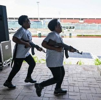 Potret Warga Venezuela Latihan Perang Bawa Senjata, Siaga Lawan Trump