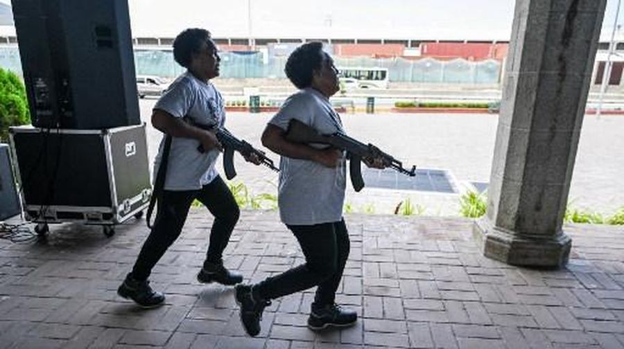 VENEZUELA-US-POLITICS-CONFLICT-MILITARY Members of the Bolivarian National Militia take part in military training in La Guaira, Venezuela on October 8, 2025. (Photo by Juan BARRETO / AFP)