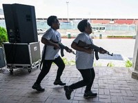 Potret Warga Venezuela Latihan Perang Bawa Senjata, Siaga Lawan Trump