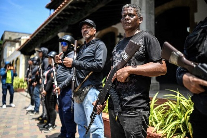 VENEZUELA-US-POLITICS-CONFLICT-MILITARY Members of the Bolivarian National Militia take part in military training in La Guaira, Venezuela on October 8, 2025. (Photo by Juan BARRETO / AFP)