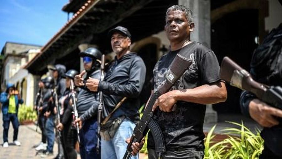 VENEZUELA-US-POLITICS-CONFLICT-MILITARY Members of the Bolivarian National Militia take part in military training in La Guaira, Venezuela on October 8, 2025. (Photo by Juan BARRETO / AFP)