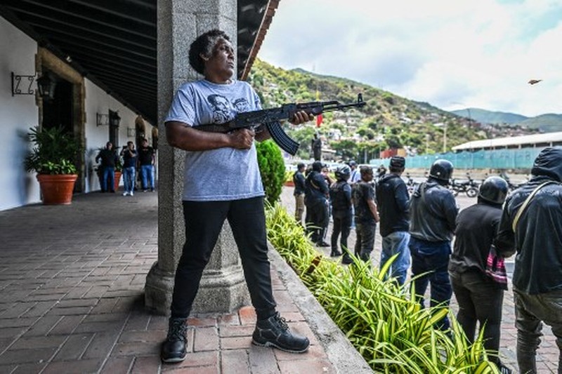 VENEZUELA-US-POLITICS-CONFLICT-MILITARY Members of the Bolivarian National Militia take part in military training in La Guaira, Venezuela on October 8, 2025. (Photo by Juan BARRETO / AFP)