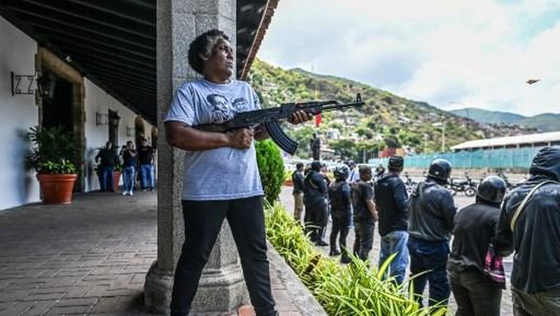 Members of the Bolivarian National Militia take part in military training in La Guaira, Venezuela on October 8, 2025. (Photo by Juan BARRETO / AFP)