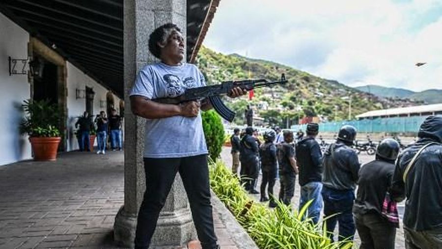 VENEZUELA-US-POLITICS-CONFLICT-MILITARY Members of the Bolivarian National Militia take part in military training in La Guaira, Venezuela on October 8, 2025. (Photo by Juan BARRETO / AFP)