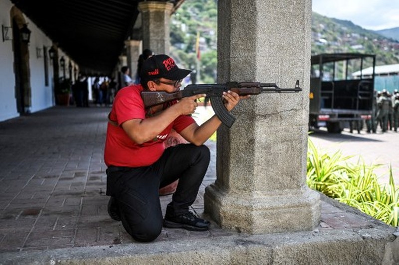 VENEZUELA-US-POLITICS-CONFLICT-MILITARY Members of the Bolivarian National Militia take part in military training in La Guaira, Venezuela on October 8, 2025. (Photo by Juan BARRETO / AFP)