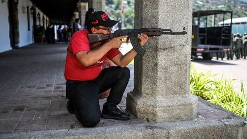 Members of the Bolivarian National Militia take part in military training in La Guaira, Venezuela on October 8, 2025. (Photo by Juan BARRETO / AFP)
