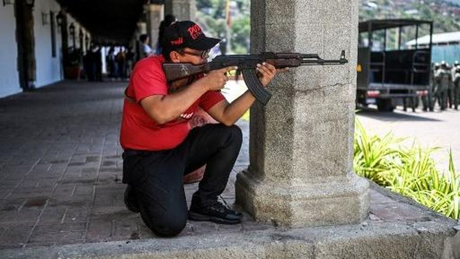 VENEZUELA-US-POLITICS-CONFLICT-MILITARY Members of the Bolivarian National Militia take part in military training in La Guaira, Venezuela on October 8, 2025. (Photo by Juan BARRETO / AFP)