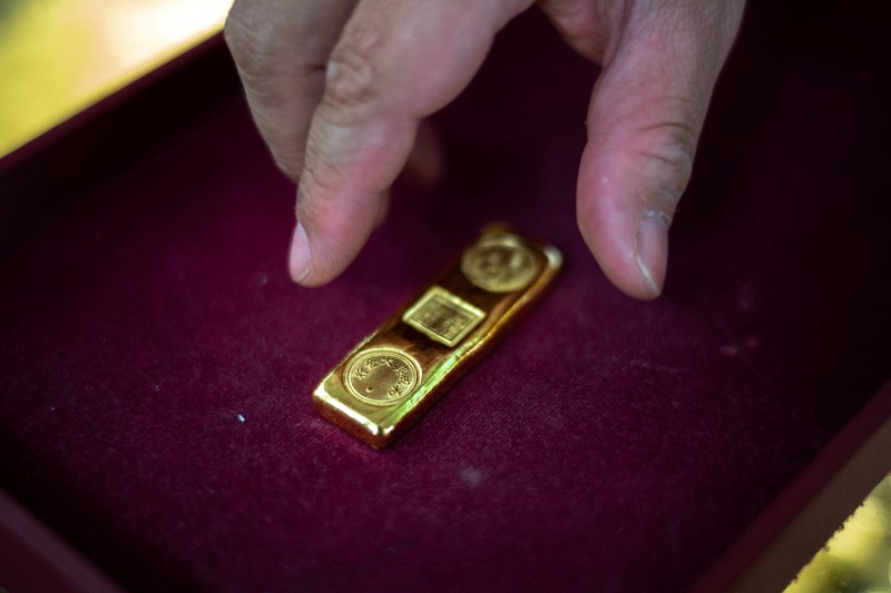 Warga membeli emas di Pecinan Bangkok, Thailand, Kamis (9/10/2025). (REUTERS/Athit Perawongmetha) Warga membeli emas di Pecinan Bangkok, Thailand, Kamis (9/10/2025). (REUTERS/Athit Perawongmetha)
