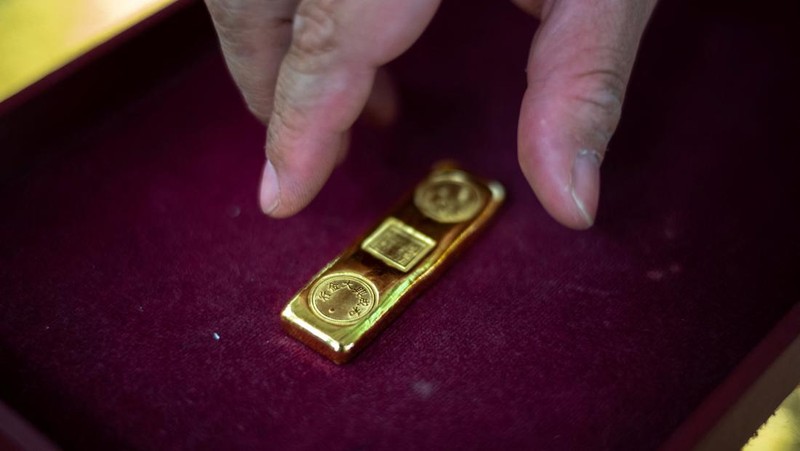 Warga membeli emas di Pecinan Bangkok, Thailand, Kamis (9/10/2025). (REUTERS/Athit Perawongmetha)