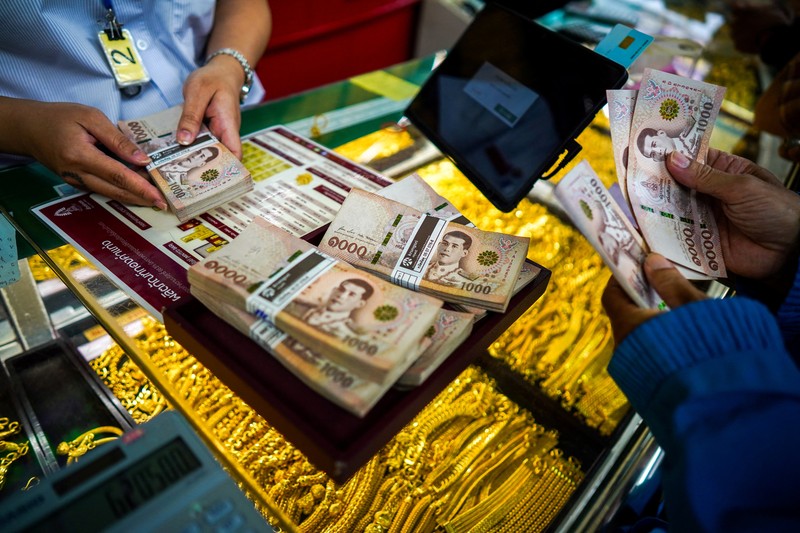 Warga membeli emas di Pecinan Bangkok, Thailand, Kamis (9/10/2025). (REUTERS/Athit Perawongmetha) Warga membeli emas di Pecinan Bangkok, Thailand, Kamis (9/10/2025). (REUTERS/Athit Perawongmetha)